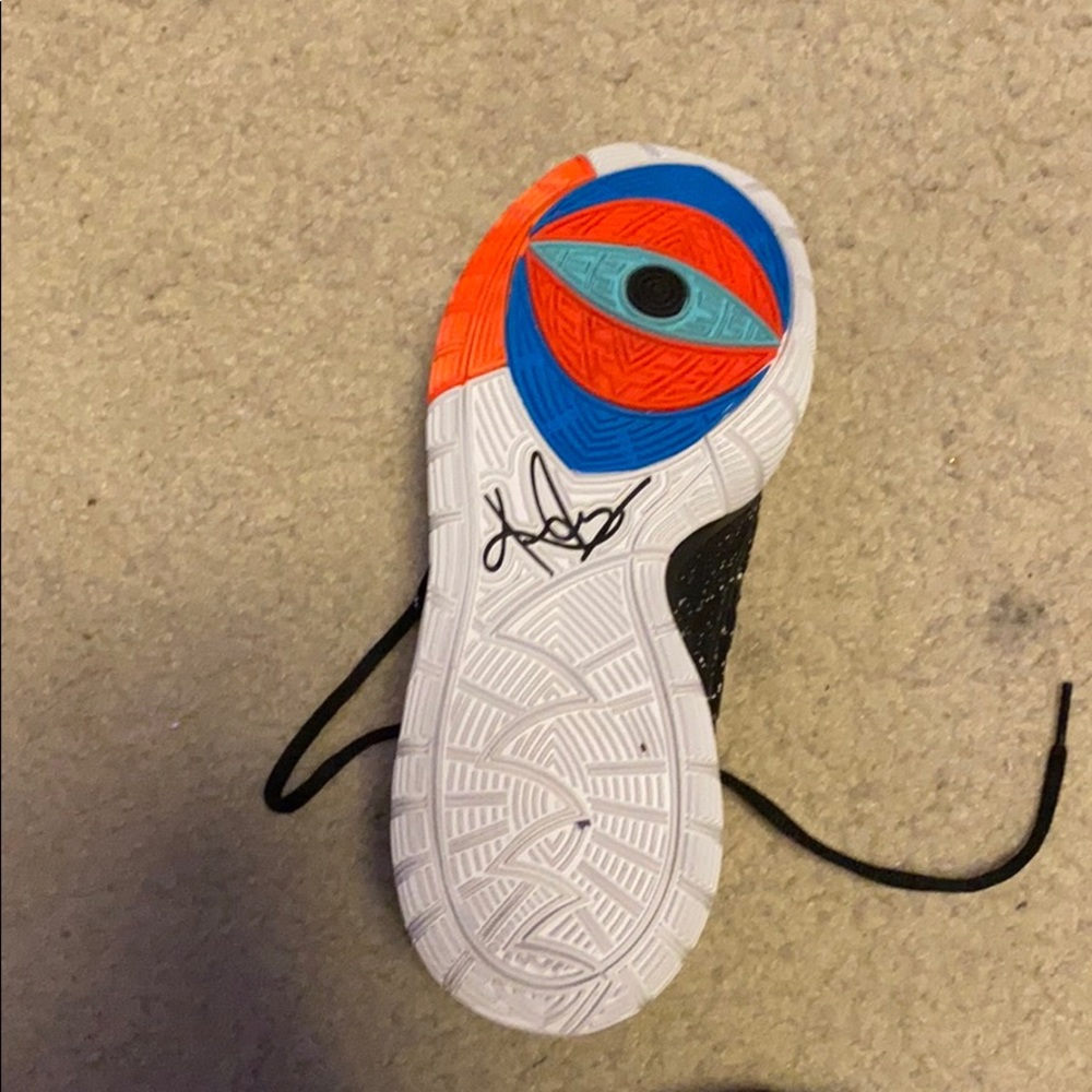 Black/White Kyrie 6 - Picture 3 of 4